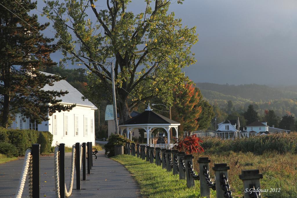 Auberge De La Rive De Charlevoix - Auberge De Jeunesse Familiale Pour Voyageurs De Tous Ages Saint-Joseph-de-la-Rive Dış mekan fotoğraf