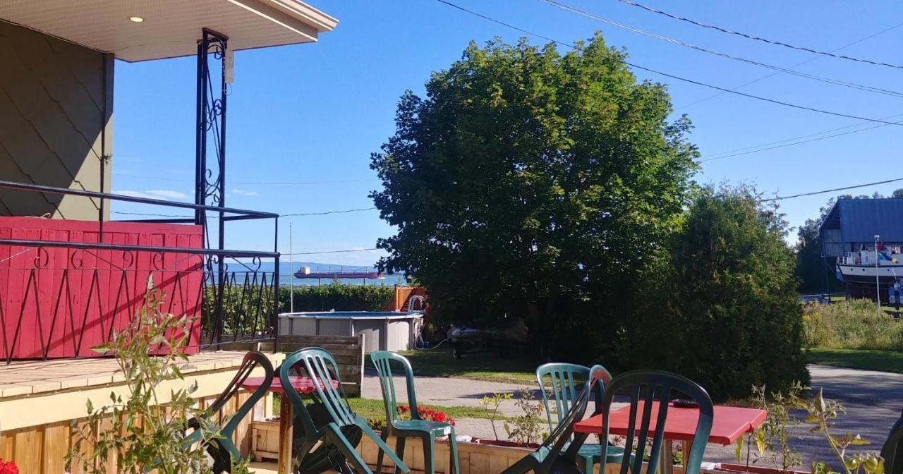 Auberge De La Rive De Charlevoix - Auberge De Jeunesse Familiale Pour Voyageurs De Tous Ages Saint-Joseph-de-la-Rive Dış mekan fotoğraf